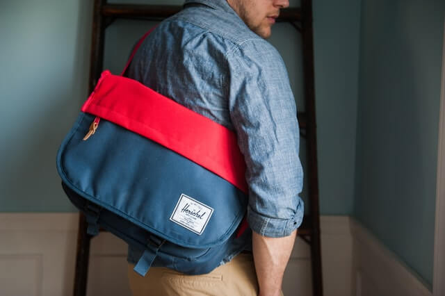 Man carrying bag - Carry in Thai