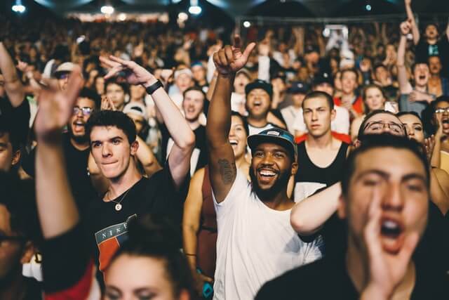 People cheering - Meaning of สู้ๆ