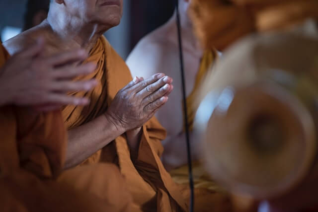 Buddhists Praying | To pray in Thai - สวดมนต์