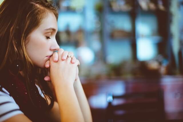 Woman Praying | To pray in Thai - อธิษฐาน